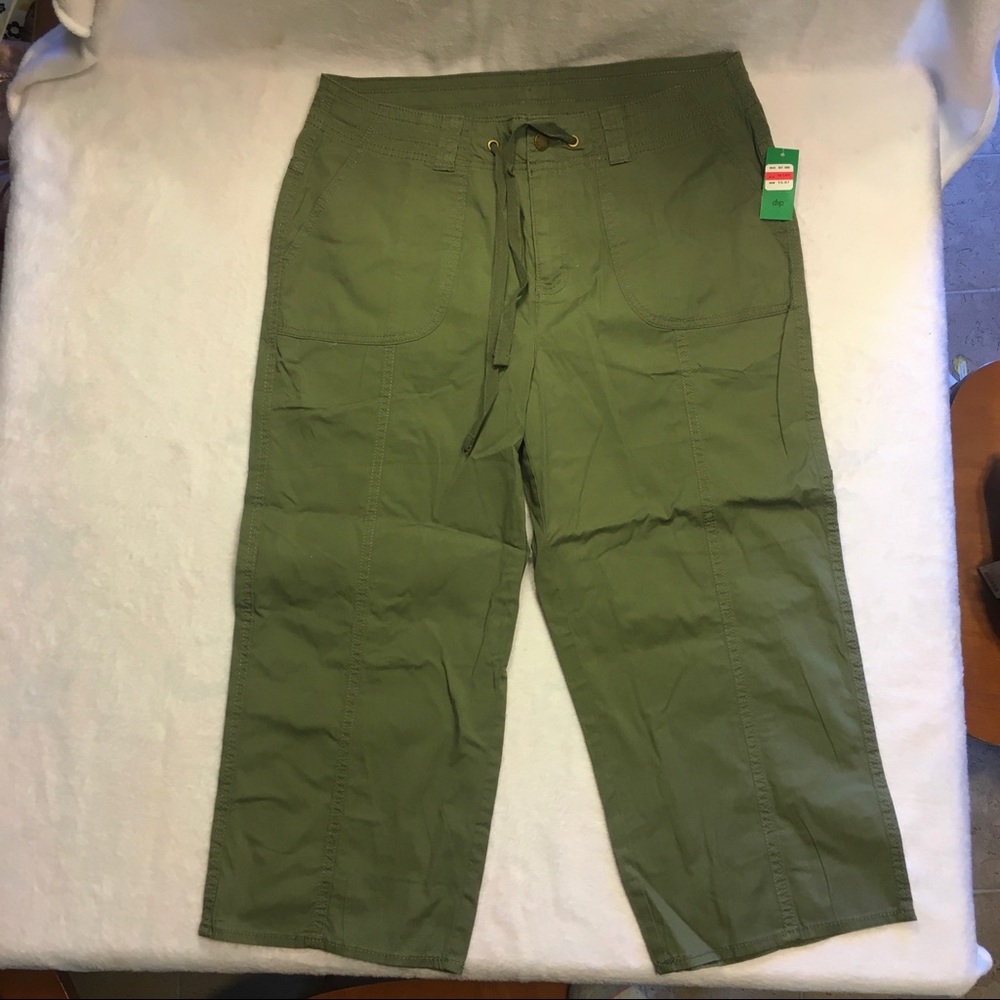 NWT Womems dip capris 10‎